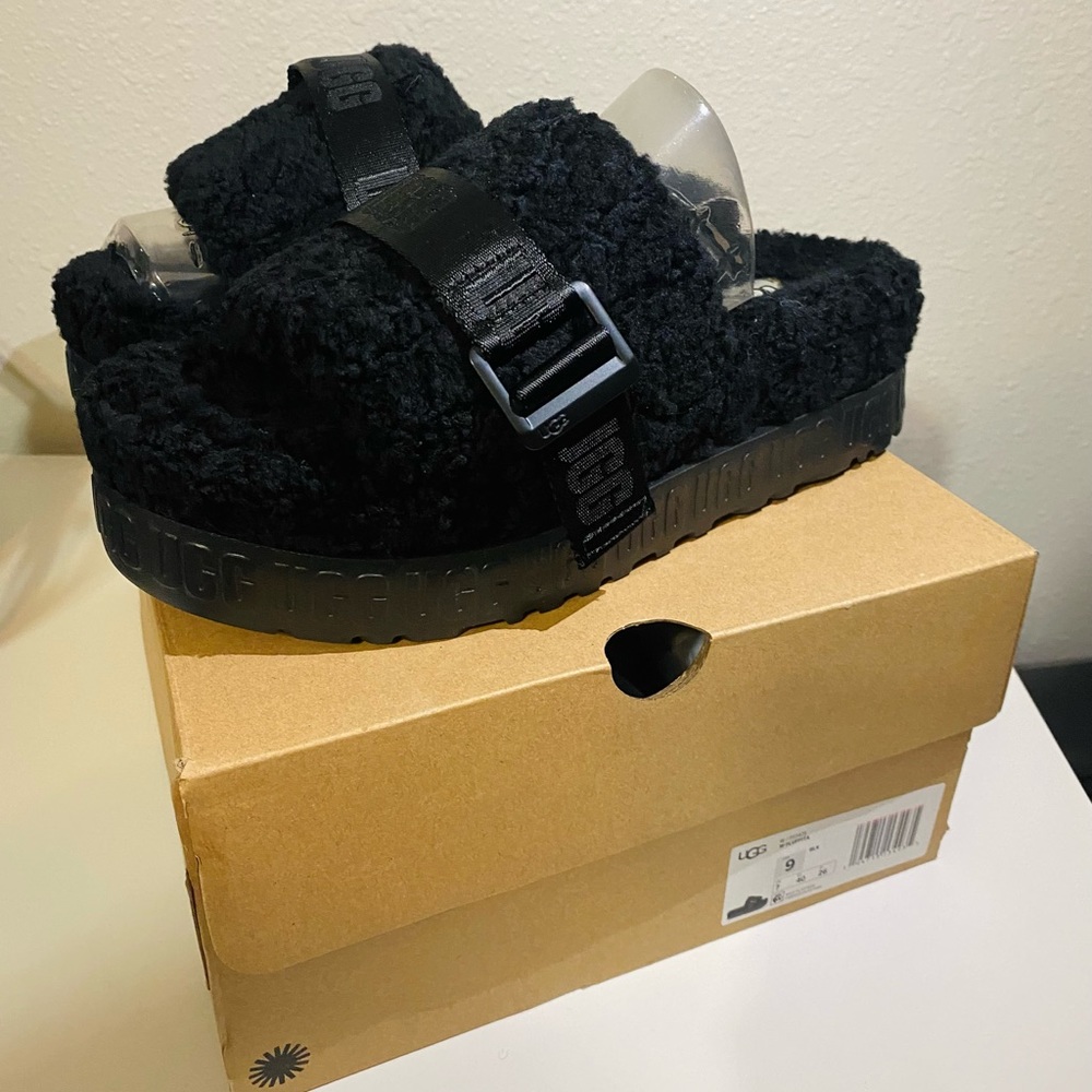 Ugg fluffita slippers black